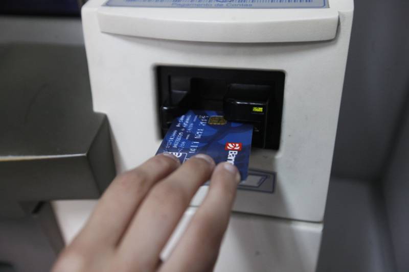O Governo do Estado inicia o pagamento dos salários (foto) de maio dos funcionários públicos estaduais, da administração direta e indireta, na próxima sexta-feira (25). Os primeiros a receber, de acordo com o cronograma da Secretaria de Estado de Administração (Sead), são os inativos civis e militares, pensionistas civis e militares e pensionistas especiais da Sead. O cronograma encerra no dia 30, com os servidores da Secretaria de Estado de Educação (Seduc) da capital e do interior.
FOTO: RODOLFO OLIVEIRA / AG. PARÁ
DATA: 14.02.2017
BELÉM - PARÁ <div class='credito_fotos'>Foto: Rodolfo Oliveira/Ag. Pará | <a href='/midias/2018/originais/b8135b9e-2e7c-4b1d-bc80-e931d2bf6481.jpg' download><i class='fa-solid fa-download'></i> Download</a></div>