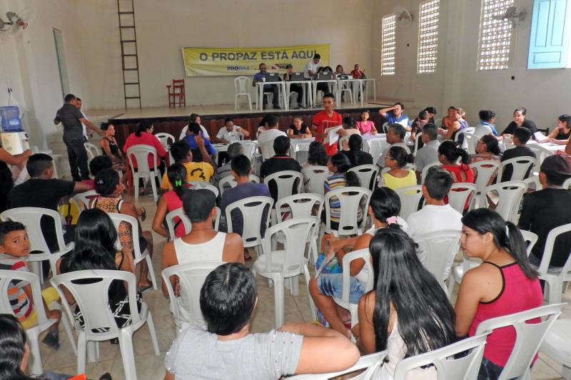 Começou nesta segunda-feira (19) e segue até o dia 21, no município de Augusto Corrêa, na Região do Salgado, as ações do Pro Paz Cidadania. Os atendimentos à população ocorreram em dois dias, simultaneamente, no Centro de Nazaré e no Instituto Casa da Fraternidade, no bairro Nazaré. Os moradores da cidade puderam solicitar a emissão de registro geral (RG), CPF, Certidão de Nascimento (1ª e 2ª via), Identidade Jovem (Id jovem) e Identidade de Nome Social, assim como aconselhamento jurídico. A maior procura é por RG e Certidão de Nascimento, justamente um dos focos da caravana que é reduzir os sub-registros.
FOTO: CARLOS SODRÉ / AG. PARÁ
DATA: 19.03.2018
AUGUSTO CORRÊA - PARÁ <div class='credito_fotos'>Foto: Carlos Sodré/Agência Pará | <a href='/midias/2018/originais/b81840af-1055-4bdb-83e6-7d07a6475c37.jpg' download><i class='fa-solid fa-download'></i> Download</a></div>