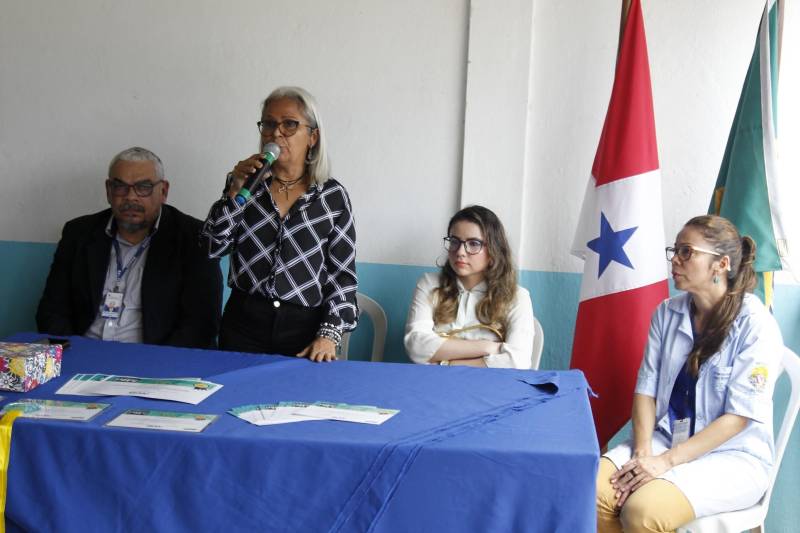 A Superintendência do Sistema Penitenciário do Estado (Susipe) realizou nesta quinta-feira, 10, a premiação do 3º Concurso de Redação realizado pela Defensoria Pública da União (DPU), com o apoio do Departamento Penitenciário Nacional (Depen), e que teve como tema "Mais direitos, menos grades". O evento teve por objetivo a certificação dos internos custodiados no Centro de Recuperação do Coqueiro (CRC), que conquistaram os três primeiros lugares de todo o Brasil. Na foto, a diretora do Centro de Recuperação do Coqueiro (CRC), Dorothéia Soares.
FOTO: AKIRA ONUMA / ASCOM SUSIPE
DATA: 10.05.2018
BELÉM - PARÁ <div class='credito_fotos'>Foto: Akira Onuma / Ascom Susipe | <a href='/midias/2018/originais/b81f7995-2bbe-40a1-bc54-2a9f83cbb68a.jpg' download><i class='fa-solid fa-download'></i> Download</a></div>