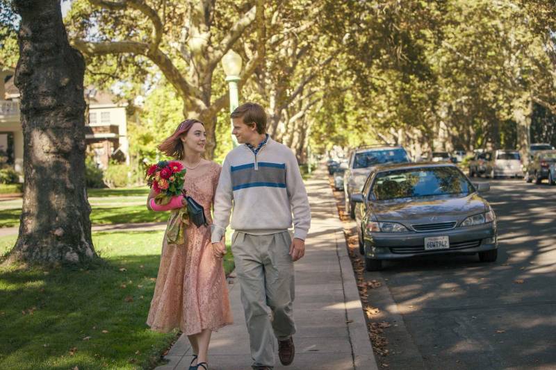 Nesta quinta-feira (5), às 20 h, “Lady Bird – É Hora de Voar” (foto), dirigido e escrito por Greta Gerwig, estreia na programação do Cine Líbero Luxardo, da Fundação Cultural do Pará (FCP). O filme, indicado a cinco categorias do Oscar 2018, incluindo Melhor Filme, é uma comédia dramática estrelada por Saoirse Ronan, sobre a passagem para a vida adulta de uma jovem e seus conflitos com a mãe. Christine "Lady Bird" McPherson (Saoirse Ronan), indicada ao Oscar de Melhor Atriz, luta contra, mas é exatamente igual a sua mãe, interpretada por Tracy Letts, que concorreu ao Oscar de Melhor Atriz Coadjuvante: extremamente amável, teimosa e obstinada, a enfermeira trabalha muito para manter sua família depois que o pai (Laurie Metcalf) perde o emprego.
FOTO: DIVULGAÇÃO
DATA: 04.04.2018
BELÉM - PARÁ <div class='credito_fotos'>Foto: Divulgação | <a href='/midias/2018/originais/b8205976-459b-4bba-bbaf-b59b28bc4590.jpg' download><i class='fa-solid fa-download'></i> Download</a></div>