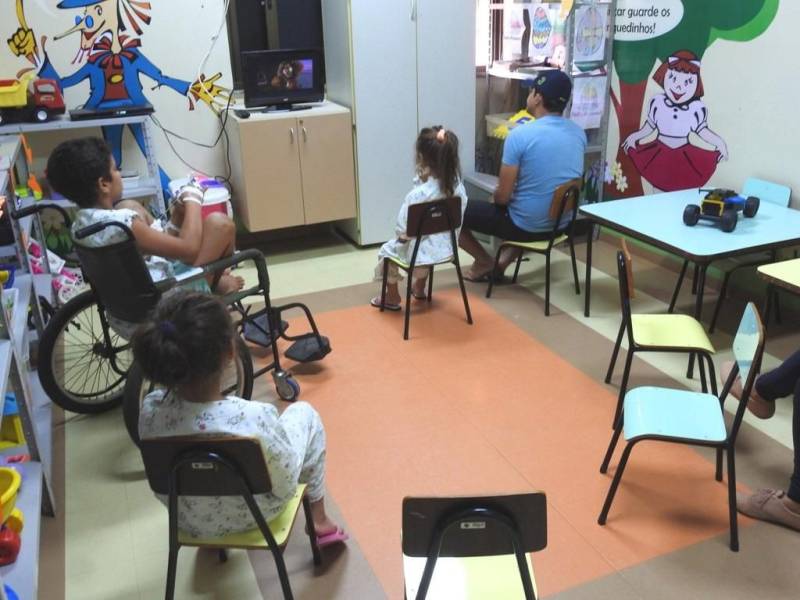 “Ela é muito bonita”. Assim a pequena Evelin Victhória Brigel Sousa, 4 anos, definiu a nova boneca que ganhou, na tarde desta quinta-feira (29), no Hospital Regional Público da Transamazônica (HRPT), em Altamira, no sudoeste do Pará. A menina se recupera na clínica pediátrica da unidade e foi uma das crianças presenteadas pelos “brinquedos de Páscoa”, em uma ação do Grupo de Trabalho de Humanização. A direção reuniu brinquedos doados pelos próprios colaboradores e entregou às crianças internadas no hospital, na clínica e na UTI pediátricas. Os usuários que puderam ainda assistiram a uma sessão de cinema na brinquedoteca, acompanhados dos pais, que aprovaram a iniciativa.
FOTO: ASCOM / HRPT
DATA: 29.03.2018
ALTAMIRA - PARÁ <div class='credito_fotos'>Foto: ASCOM HRPT | <a href='/midias/2018/originais/b8284c0e-4a4f-40e4-9870-a8acdfca84f3.jpg' download><i class='fa-solid fa-download'></i> Download</a></div>