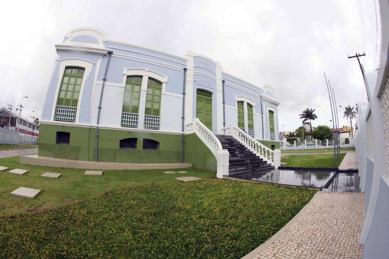 A inauguração do Liceu de Música de Bragança, neste dia 15, pode ser entendida como acontecimento de rotina de governo, mas a entrega das instalações, que ocupam um prédio da primeira metade do século passado, e um teatro contemporâneo, tem um significado para além dos acontecimentos de agenda da administração pública.

FOTO: RODOLFO OLIVEIRA / AG. PARÁ
DATA: 14.12.2018
BRAGANÇA - PARÁ <div class='credito_fotos'>Foto: Rodolfo Oliveira/Ag. Pará   |   <a href='/midias/2018/originais/b829f72c-2022-4f6c-b3de-fe2a399f57a3.jpg' download><i class='fa-solid fa-download'></i> Download</a></div>