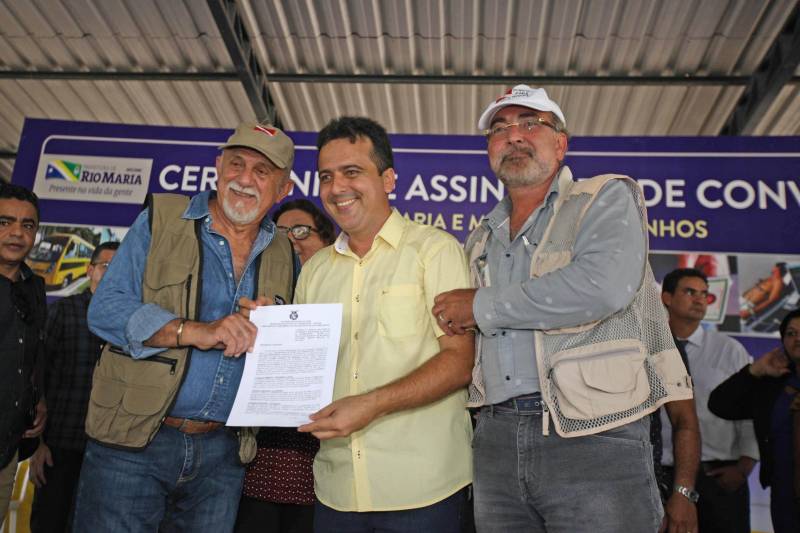 Onze municípios do sul e sudeste paraense recebem recursos do Estado para recuperar ruas e vicinais atingidas pelas enchentes e fortes chuvas que caem na região. Em agenda oficial nesta sexta-feira (6), o governador Simão Jatene assinou, pela manhã, no Parque de Exposições Valeu Boi Leilões, em Rio Maria, os convênios que garantem o repasse de cerca de R$ 4 milhões. As obras de caráter emergencial serão executadas pelas prefeituras em parceria com a Secretaria de Estado de Transportes (Setran). O objetivo é recuperar a trafegabilidade nessas localidades e assegurar o direito de ir e vir da população. Na manhã desta sexta, foram assinados nove convênios (foto), com os municípios de Redenção, Pau D’Arco, São Félix do Xingu, Santa Maria das Barreiras, Tucumã, Água Azul do Norte, Xinguara, Bannach e Rio Maria. Além da Setran, participam da ação o Centro Regional de Governo do Sudeste do Pará e a Defesa Civil. “O valor do investimento em cada município vai depender da necessidade verificada pelas equipes do Estado e das prefeituras. O recurso não será usado para reconstruir vias, mas para restabelecer a trafegabilidade”, disse o secretário de Transportes, Kléber Menezes.
FOTO: ANTÔNIO SILVA / AG. PARÁ
DATA: 06.04.2018
RIO MARIA - PARÁ <div class='credito_fotos'>Foto: Antônio Silva/Ag. Pará | <a href='/midias/2018/originais/b82deef0-d890-4f66-997c-0eeefeae514b.jpg' download><i class='fa-solid fa-download'></i> Download</a></div>