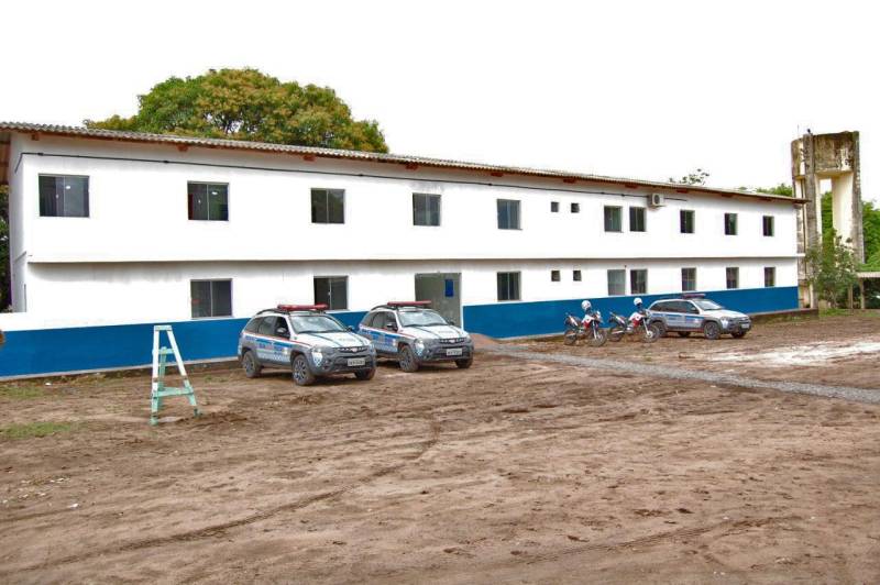 O Governo do Estado entregou nesta segunda-feira (3), a primeira fase das instalações físicas do 35º Batalhão de Polícia Militar – Batalhão Rio Amazonas (35º BPM), sediado em Santarém, na região oeste do Pará. O batalhão está na área de circunscrição do Comando de Policiamento Regional I (CPR-I). A unidade física do 35º BPM (foto) é composta por 20 salas. O efetivo é formado por 246 policiais militares, divididos entre o novo Batalhão e três Postos Policiais Destacados, localizados no distrito de Boa Esperança (Km 43 da PA-370) e nos municípios de Belterra e Mojuí dos Campos.

FOTO: SAMUEL ALVARENGA / ASCOM CRGBA
DATA: 03.12.2018
SANTARÉM - PARÁ <div class='credito_fotos'>Foto: SAMUEL ALVARENGA / ASCOM CRGBA   |   <a href='/midias/2018/originais/b834e47c-6b2d-4823-9719-5a079ad50737.jpg' download><i class='fa-solid fa-download'></i> Download</a></div>