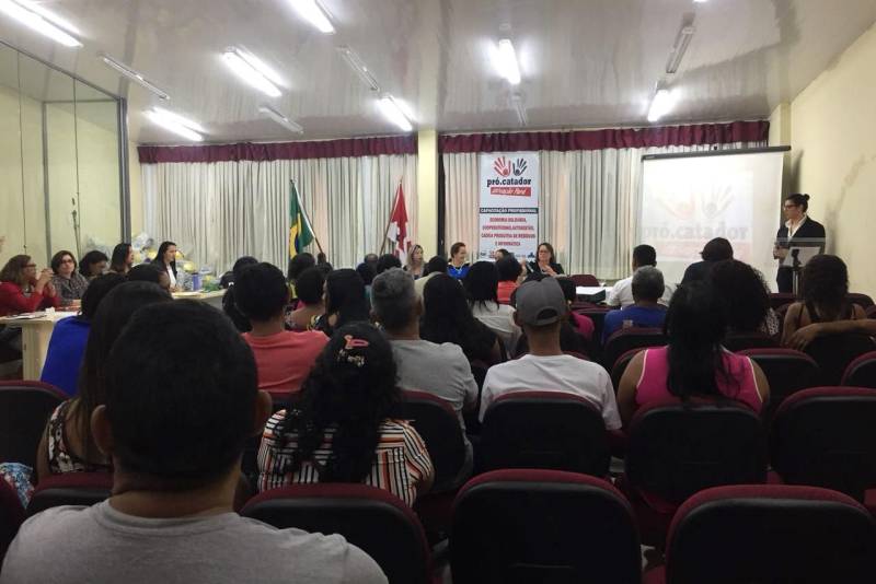 Nesta quinta-feira (8) foram entregues os certificados do curso de “Capacitação em economia solidária, cooperativismo, autogestão, cadeia produtiva de resíduos e informática” para catadores de materiais recicláveis da rede CentPará. Eles receberam, ainda, kits de equipamentos de proteção individual (EPIs).
FOTO: ASCOM SEASTER
DATA: 08.02.2018
BELÉM - PARÁ <div class='credito_fotos'>Foto: Ascom Seaster | <a href='/midias/2018/originais/b83cd8b0-3a39-42ca-b330-c2f0ff914953.jpg' download><i class='fa-solid fa-download'></i> Download</a></div>
