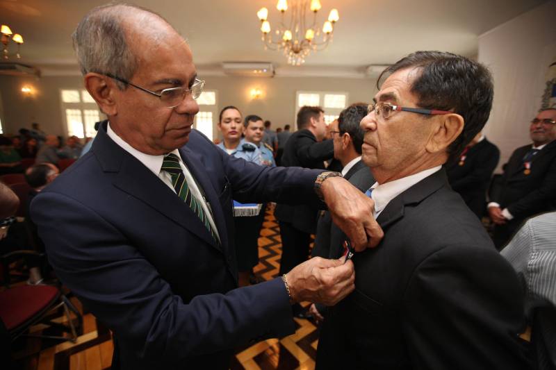 Setenta e duas personalidades civis e militares receberam, na manhã desta terça-feira, 20, no auditório do Palácio dos Despachos, em Belém, a Medalha do Mérito Governador Lauro Sodré, concedida por ocasião das comemorações pelos 101 anos de criação da Casa Militar da Governadoria do Estado, fundada em 12 de fevereiro de 1917. A honraria é destinada a personalidades que prestaram serviços relevantes ao Pará e suas instituições, especialmente à Governadoria do Estado. A solenidade foi aberta pelo governador Simão Jatene, que fez questão de parabenizar a todos os servidores da Casa Militar da Governadoria e aos agraciados com a Medalha Lauro Sodré.
FOTO: ANTONIO SILVA / AG. PARÁ
DATA: 20.02.2018
BELÉM - PARÁ <div class='credito_fotos'>Foto: Antônio Silva/Ag. Pará | <a href='/midias/2018/originais/b84329f4-a490-4e7d-bb0d-eeb8d4037387.jpg' download><i class='fa-solid fa-download'></i> Download</a></div>