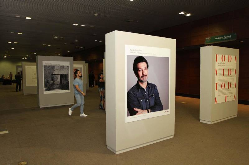 Uma programação extensa e diversificada marcou a abertura das atividades da XXII Feira Pan-Amazônica do Livro (foto) neste sábado (2), no Hangar – Centro de Convenções e Feiras da Amazônia, em Belém. Um grande público compareceu no primeiro dia, aproveitando as atrações culturais e as exposições nos estandes de livros.

FOTO: CRISTINO MARTINS / AG. PARÁ
DATA: 02.06.2018
BELÉM - PARÁ <div class='credito_fotos'>Foto: Cristino Martins/Ag. Pará   |   <a href='/midias/2018/originais/b84f35bb-0cc9-4162-999f-7afc7241a483.jpg' download><i class='fa-solid fa-download'></i> Download</a></div>