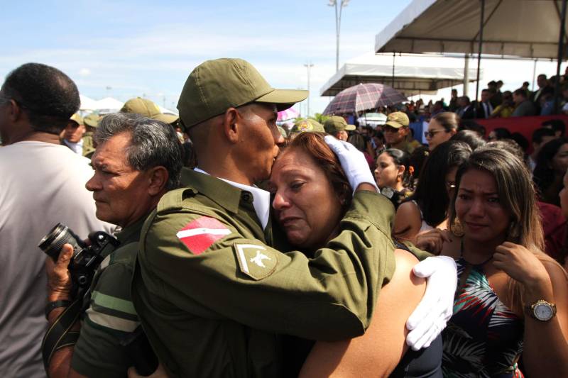 A cerimônia de formatura dos novos praças da Polícia Militar ocorreu na manhã desta segunda-feira (9), simultaneamente, em Belém e outros seis municípios paraenses: Santa Izabel, Castanhal, Barcarena, Capanema, Bragança e Tucuruí. Em Parauapebas, Marabá, Breves, Soure e Conceição do Araguaia, a formatura será celebrada na quinta-feira, dia 12. Na sexta-feira, dia 13, é a vez de Santarém, Altamira, Paragominas e Itaituba. O governador Simão Jatene presidiu a cerimônia de formatura no Portal da Amazônia, bairro da Cidade Velha, em Belém. Milhares de familiares dos formandos lotaram o espaço para entregar aos novos policiais militares seus diplomas de conclusão de curso.
FOTO: CRISTINO MARTINS / AG. PARÁ
DATA: 09.07.2018
BELÉM - PARÁ <div class='credito_fotos'>Foto: Cristino Martins/Ag. Pará | <a href='/midias/2018/originais/b8514c24-162d-414b-9658-dafd865a92cd.jpg' download><i class='fa-solid fa-download'></i> Download</a></div>