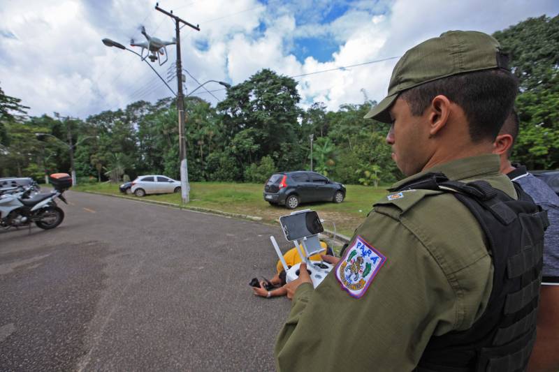 A Polícia Militar iniciou na manhã desta quarta-feira, 16, na sede do Comando Geral, em Icoaraci, o processo de habilitação ao 1º Curso de Operador de Aeronaves Remotamente Pilotadas (RPA - Remotely Piloted Aircraft), conhecidos popularmente como drones (foto), oferecido pela PM do Pará. Vinte candidatos participaram das avaliações psicológica e técnica. Na quinta-feira, 17, a previsão é de que os 23 inscritos sejam submetidos aos testes de aptidão. O resultado final das avaliações será divulgado até a próxima sexta-feira, 18. Os habilitados estarão credenciados a participar do curso previsto para o período de 21 a 25 deste mês. Na programação de hoje foram formados dois grupos, avaliados pela equipe do Centro Integrado de Psicologia e Assistência Social (Cipas). Em seguida os candidatos foram à parte prática, coordenado operacionalmente pelo cabo Antônio Donato, da Assessoria de Comunicação da PM.
FOTO: MÁCIO FERREIRA / AG. PARÁ
DATA: 16.05.2018
BELÉM - PARÁ <div class='credito_fotos'>Foto: MÁCIO FERREIRA/ AG. PARÁ | <a href='/midias/2018/originais/b8549e6f-2da1-4739-99bd-9a97ab695408.jpg' download><i class='fa-solid fa-download'></i> Download</a></div>