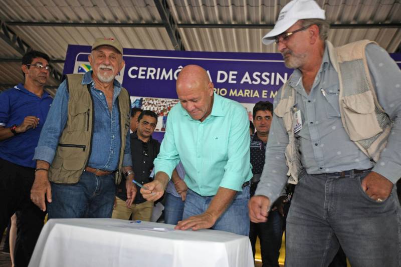 Onze municípios do sul e sudeste paraense recebem recursos do Estado para recuperar ruas e vicinais atingidas pelas enchentes e fortes chuvas que caem na região. Em agenda oficial nesta sexta-feira (6), o governador Simão Jatene assinou, pela manhã, no Parque de Exposições Valeu Boi Leilões, em Rio Maria, os convênios que garantem o repasse de cerca de R$ 4 milhões. As obras de caráter emergencial serão executadas pelas prefeituras em parceria com a Secretaria de Estado de Transportes (Setran). O objetivo é recuperar a trafegabilidade nessas localidades e assegurar o direito de ir e vir da população. Na manhã desta sexta, foram assinados nove convênios (foto), com os municípios de Redenção, Pau D’Arco, São Félix do Xingu, Santa Maria das Barreiras, Tucumã, Água Azul do Norte, Xinguara, Bannach e Rio Maria. Além da Setran, participam da ação o Centro Regional de Governo do Sudeste do Pará e a Defesa Civil. “O valor do investimento em cada município vai depender da necessidade verificada pelas equipes do Estado e das prefeituras. O recurso não será usado para reconstruir vias, mas para restabelecer a trafegabilidade”, disse o secretário de Transportes, Kléber Menezes.
FOTO: ANTÔNIO SILVA / AG. PARÁ
DATA: 06.04.2018
RIO MARIA - PARÁ <div class='credito_fotos'>Foto: Antônio Silva/Ag. Pará | <a href='/midias/2018/originais/b85501b7-f17c-4463-9ead-600918e01e89.jpg' download><i class='fa-solid fa-download'></i> Download</a></div>