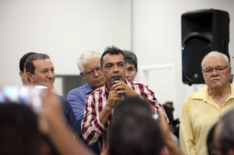 “Fiz questão de trazer minha filha para seu primeiro exercício de cidadania que é ter uma carteira de identidade, ainda mais em um local como este, que permite resolvermos várias pendências com mais conforto e praticidade”, comemorou o senhor Genival de Oliveira, 40 anos, pai da pequena Gabrielle, 8 anos. A família de seu Genival é uma das milhares que serão beneficiadas no município de Parauapebas, no sudeste paraense, com orientações e serviços de diversos órgãos estaduais em um único local: a Estação Cidadania. O espaço, localizado no Shopping Karajás, foi entregue oficialmente à população na manhã deste sábado (19). A cerimônia contou com a presença de secretários de Estado, parlamentares, entre outras autoridades locais. Esta é a segunda Estação Cidadania da região. A primeira é a de Marabá. Na foto, o vice-prefiro de Parauapebas, Sergio Balduíno.
FOTO: THIAGO GOMES / AG. PARÁ
DATA: 19.05.2018
PARAUAPEBAS - PARÁ <div class='credito_fotos'>Foto: Thiago Gomes /Ag. Pará | <a href='/midias/2018/originais/b8587392-7470-4159-a4aa-b443471a11de.jpg' download><i class='fa-solid fa-download'></i> Download</a></div>