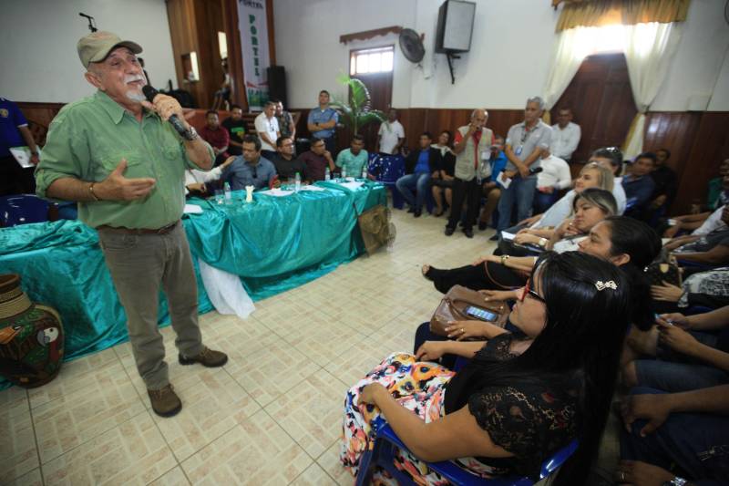 O produtor rural Nilson Corrêa da Silva, 23 anos, mora na comunidade Santo Ezequiel Moreno e produz alimentos em 700 hectares de terra na agrovila Acutipereira, no município de Portel, no arquipélago do Marajó. Mesmo morando e produzindo alimentos na comunidade, ele não possuía título de propriedade de terra. Para beneficiar produtores como Nilson, o governador Simão Jatene entregou, na manhã desta sexta-feira (23), títulos coletivos que beneficiaram mais de mil famílias. Os títulos também beneficiaram comunidades remanescentes de quilombos e povos tradicionais do município marajoara. O Pará foi o Estado que mais titulou áreas em prol dos remanescentes de quilombos no Brasil. Das 170 comunidades tituladas no país, 62 estão no Pará, sendo que destas 53 foram tituladas pelo Instituto de Terras do Pará (Iterpa).

FOTO: MÁCIO FERREIRA / AG. PARÁ
DATA: 23.03.2018
PORTEL - PARÁ <div class='credito_fotos'>Foto: MÁCIO FERREIRA/ AG. PARÁ   |   <a href='/midias/2018/originais/b85f25ca-61b5-48bf-a357-fd482a53fc86.jpg' download><i class='fa-solid fa-download'></i> Download</a></div>
