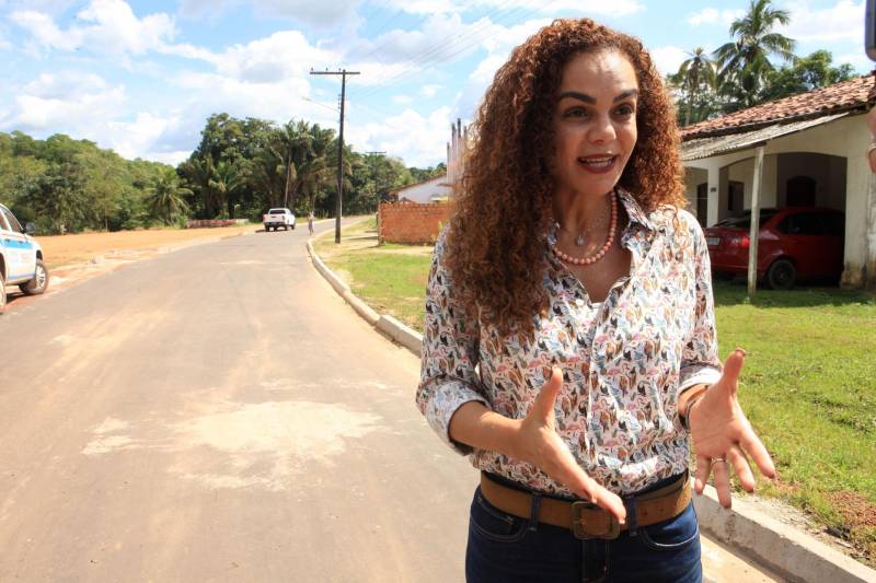 A agenda no município de Terra Alta também foi referente ao Programa Asfalto na Cidade. A Ordem de Serviço para a pavimentação de 4 km de vias urbanas foi assinada na cerimônia realizada no Auditório Municipal. “A pavimentação urbana é qualidade de vida, é mais saúde para as pessoas. É muito bom ver famílias mudando a forma de viver por causa do ‘Asfalto na Cidade’”, destacou a secretária da Semsu, Izabela Jatene (foto), ao explicar que a parceria é feita com os municípios que integram o Programa Municípios Sustentáveis, que se comprometem com uma agenda compartilhada com ações de melhoria de gestão e promoção do desenvolvimento sustentável.

FOTO: RODOLFO OLIVEIRA / AG. PARÁ
DATA: 13.06.2018
TERRA ALTA - PARÁ <div class='credito_fotos'>Foto: Rodolfo Oliveira/Ag. Pará   |   <a href='/midias/2018/originais/b863ba7b-2f54-4fe9-b90d-581a0ee6549c.jpg' download><i class='fa-solid fa-download'></i> Download</a></div>