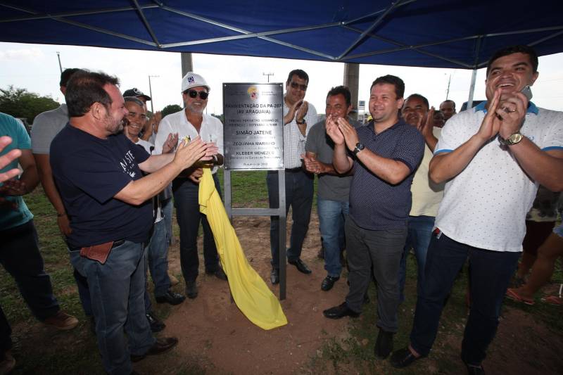 Em Redenção, o trecho urbano da PA-287, conhecido como Avenida Araguaia, também foi inaugurado, após a restauração de seus cinco quilômetros de extensão, incluindo pavimentação e construção de meio fio.
FOTO: MÁCIO FERREIRA / AG. PARÁ
DATA: 31.10.2018
REDENÇÃO - PARÁ <div class='credito_fotos'>Foto: MÁCIO FERREIRA/ AG. PARÁ | <a href='/midias/2018/originais/b86e366d-b5ef-4999-9f53-f4456433c921.jpg' download><i class='fa-solid fa-download'></i> Download</a></div>