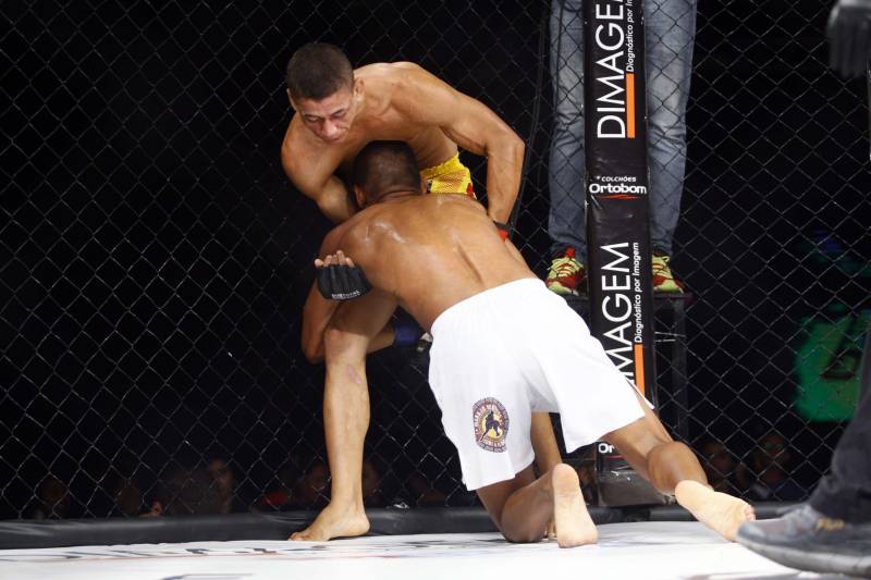 O mundo do MMA conheceu neste sábado os novos guerreiros paraenses. Dos 34 lutadores que entraram no octógono do Jungle Fight 93, 31 representaram o estado. Destaque para Ivanildo Monstrinho e Francisco Figueiredo, que conquistaram os cinturões interinos das categorias 57kg e 61kg, respectivamente, diante do público que lotou o Centro de Convenções da Amazônia – Hangar, com apoio da Secretaria de Estado de Esporte e Lazer.
FOTO: THIAGO GOMES / AG. PARÁ
DATA: 28.04.2018
BELÉM - PARÁ <div class='credito_fotos'>Foto: Thiago Gomes /Ag. Pará | <a href='/midias/2018/originais/b86e6dd6-28df-4c3b-85b4-a4267788be55.jpg' download><i class='fa-solid fa-download'></i> Download</a></div>
