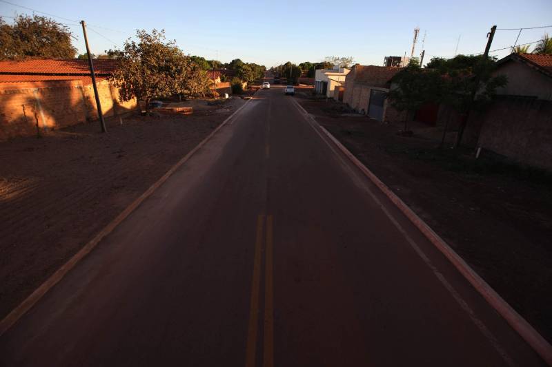 O governador Simão Jatene desembarca nesta segunda-feira (25) no município de Floresta do Araguaia (foto), para entrega de pavimentação asfáltica na rua XV de Novembro. Na sequência, fará pronunciamento na Câmara de Vereadores. A programação terá continuidade, à tarde, no Distrito de Serra Pelada, em Curionópolis, onde será inaugurada a Escola Estadual de Ensino Médio Joaquina Diamantina.
FOTO: ANTONIO SILVA / AG. PARÁ
DATA: 25.06.2018
FLORESTA DO ARAGUAIA - PARÁ <div class='credito_fotos'>Foto: Antônio Silva/Ag. Pará | <a href='/midias/2018/originais/b87e2fb2-7037-466b-8adb-86d2de455ed3.jpg' download><i class='fa-solid fa-download'></i> Download</a></div>