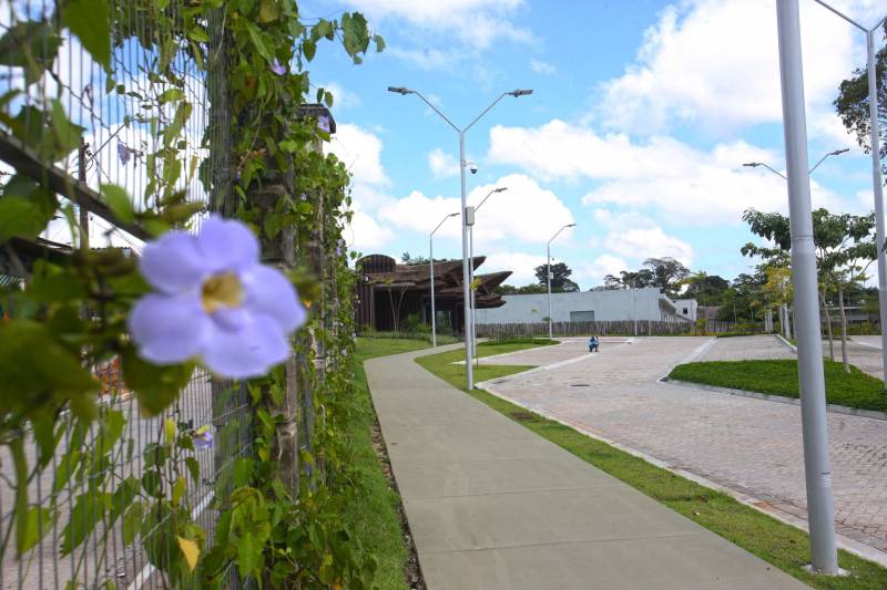 Bastante aguardado, o novo Parque Estadual do Utinga (PEUt) será reaberto ao público pelo Governo do Estado nos próximos dias 16 e 17 de março. Os serviços do mais importante espaço de preservação e estudo da biodiversidade dentro da Região Metropolitana de Belém serão oferecidos em caráter experimental. Na sexta-feira, a partir das 16h30, serão realizadas apresentações artísticas, com o Boi Veludinho, crianças do Pro Paz e a premiada Orquestra Sinfônica do Theatro da Paz. A apresentação será em um espaço ao ar livre e não será necessária a retirada de ingressos, por esse motivo, a recomendação é que o público chegue cedo, porque a entrada será fechada quando o espaço estiver lotado. No sábado, será realizada uma grande caminhada, a partir das 8 horas, com paradas para informações educativas sobre a fauna, flora e sobre os novos espaços. Por conta da grande quantidade de pessoas, incluindo crianças e idosos, o Corpo de Bombeiros recomendou e, a organização do evento acatou, a necessidade de se evitar durante a manhã do sábado o trânsito de veículos sobre rodas, como carros, bicicletas, skates e patins. Depois das 12 horas e durante todo o funcionamento do parque, a entrada e o uso por praticantes desta modalidade está completamente liberada no Parque. No domingo, o parque funciona normalmente ao público no horário de 5h30 às 17h, assim como nos outros dias, de segunda a segunda.
FOTO: IGOR BRANDÃO / AG PARÁ
DATA: 11.032018
BELÉM - PARÁ <div class='credito_fotos'>Foto: IGOR BRANDÃO / AG. PARÁ | <a href='/midias/2018/originais/b883fdab-7d68-40cc-aef1-b8e31dfe7707.jpg' download><i class='fa-solid fa-download'></i> Download</a></div>