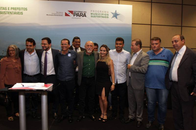 O primeiro dia do Fórum Permanente de Prefeitas e Prefeitos dos Municípios Sustentáveis contou com a participação de 85 prefeitos , 17 vices e 21 secretários municipais dos 141 municípios manifestaram interesse em adotar as diretrizes do programa. Para o governador Simão Jatene, esta grande participação simboliza a união de agentes públicos que colocaram os interesses coletivos acima dos interesses individuais para construir um estado melhor para todos. Com o tema “Gestão Compartilhada”, o evento traz as experiências e os desdobramentos das agendas governamentais que foram planejadas em parceria com as gestões municipais. Através da Secretaria Extraordinária de Municípios Sustentáveis (Semsu) Governo do Pará, por meio da Semsu, investe na capacitação dos municípios para a promoção de uma gestão fiscal eficiente. Para Izabela Jatene, este primeiro dia serviu para sinalizar o quanto os gestores estão preocupados com o equilíbrio da questão fiscal dos municípios e em desenvolver uma governança compartilhada para desenvolver seus municípios.
FOTO: CRISTINO MARTINS / AG. PARÁ
DATA: 07.02.2018
BELÉM - PARÁ <div class='credito_fotos'>Foto: Cristino Martins/Ag. Pará | <a href='/midias/2018/originais/b889c2f8-8847-4219-b4cd-2b297f74599d.jpg' download><i class='fa-solid fa-download'></i> Download</a></div>