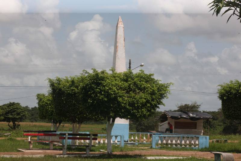 Inspiração para o livro "Chove nos Campos de Cachoeira" do escritor Dalcídio Jurandir, a bela cidade de Cachoeira do Arari, no arquipélago do Marajó, celebrará 185 anos de emancipação política, no próximo dia 10 de maio. Dalcídio morou toda a sua infância no município. A cidade também é o berço de uma das maiores cantoras e compositoras da música paraense, Dona Onete. Esses são alguns detalhes do município, que terá várias ações sociais, cívicas, esportivas e shows culturais, nas comemorações da data de aniversário. A programação se inicia na noite desta terça-feira (08), com a apresentação da banda “Gilmarajoara Bruno Saudade e Cia”. A partir de amanhã, serão ofertados serviços de emissão de documentos, exames de sangue, corte de cabelo, manicure e pedicure, atendimento preventivo odontológico de crianças e até doação de prêmios serão ofertados à população. Os embalos musicais continuam até quinta-feira, 10, com as bandas “Quero Mais”, “Bruno e Trio”, além de muitos grupos locais.
FOTO: ELISEU DIAS / ARQUIVO AG. PARÁ
DATA: 13.03.2013
CACHOEIRA DO ARARI - PARÁ <div class='credito_fotos'>Foto: Agência Pará | <a href='/midias/2018/originais/b88fbe43-f8fe-4436-b219-784666b48436.jpg' download><i class='fa-solid fa-download'></i> Download</a></div>