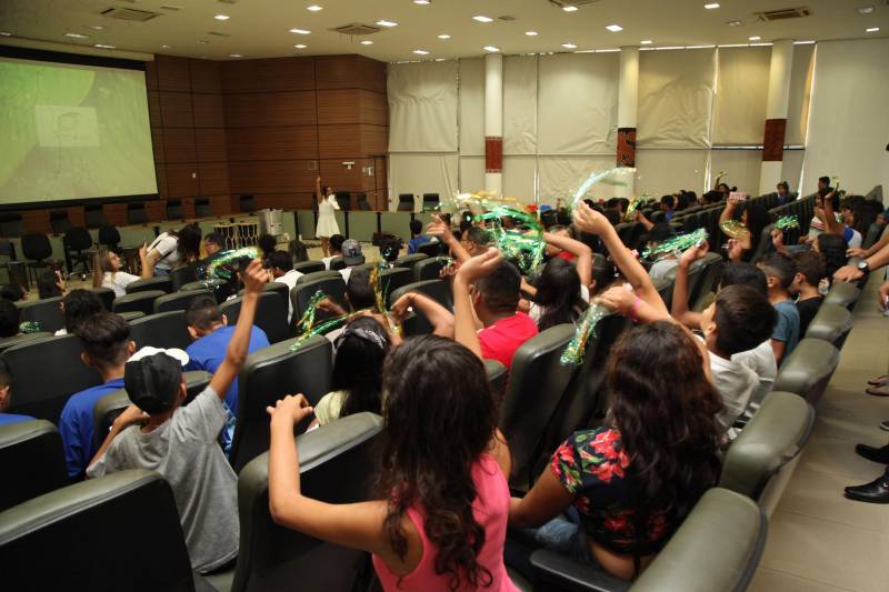 A culminância do Projeto Direitos Humanos em Cena e do Programa Trabalho Justiça e Cidadania (TJC), desenvolvidos com alunos da rede pública de ensino de Belém, ocorreu na manhã desta terça-feira (20). As ações são realizadas pelo Governo do Pará, por meio da Secretaria de Estado de Justiça e Diretos Humanos (Sejudh)/Coordenadoria de Enfrentamento ao Tráfico de Pessoas e ao Trabalho Escravo, em parceria com o Tribunal de Justiça do Pará e Associação dos Magistrados da Justiça do Trabalho (Amatra 8).
FOTO: WAGNER ALMEIDA / ASCOM SEJUDH
DATA: 20.11.2018
BELÉM - PARÁ
<div class='credito_fotos'>Foto: Wagner Almeida/ Ascom Sejudh | <a href='/midias/2018/originais/b89d3d7a-d149-4afc-923f-a115f84ae611.jpg' download><i class='fa-solid fa-download'></i> Download</a></div>