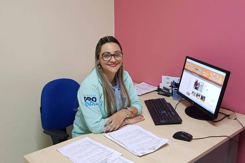 Aos 21 anos, Brisa Maria Azevedo está se descobrindo uma mulher forte e decidida. Há alguns meses ela se libertou de um relacionamento de três anos que se tornou abusivo. Durante o divórcio, apoiada pelos advogados, a funcionária de uma agência de viagens decidiu denunciar o ex-marido e procurou o Pro Paz em Marabá. Assim como Brisa, muitas mulheres têm se encorajaram a denunciar a violência doméstica coma implantação do Pro Paz Integrado em Marabá. Na foto, a psicóloga Rafaela Gurjão.

FOTO: ASCOM PROPAZ
DATA: 20.11.2018
MARABÁ-PARÁ <div class='credito_fotos'>Foto: ASCOM CRG   |   <a href='/midias/2018/originais/b8a22b64-2b65-4be4-b15e-17b6a58ed28d.jpg' download><i class='fa-solid fa-download'></i> Download</a></div>