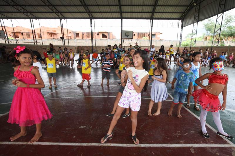 A programação do Carnapaz, projeto que ofereceu conhecimento sobre a cultura do Carnaval e orientações sobre segurança para crianças, adolescente e seus responsáveis, foi encerrada nesta sexta-feira (09) nas comunidades dos Polos Pro Paz nos Bairros (PPB) e Unidades Integradas Pro Paz (UIPPs) da Região Metropolitana de Belém. O Carnapaz contou com a participação do Grupo Caminhos, da Fundação Pro Paz, que se apresentou no Polo UFPA (Universidade Federal do Pará), e a exposição de cartazes produzidos pelos alunos. Ainda na UFPA os alunos fizeram a festa na quadra com o “bloquinho da paz”.

FOTO: CARLOS SODRÉ / AG PARÁ
DATA: 10.02.2018
BELÉM - PARÁ <div class='credito_fotos'>Foto: Carlos Sodré /Ag. Pa   |   <a href='/midias/2018/originais/b8a38f23-26a7-4ab4-8bb2-2093251c4efe.jpg' download><i class='fa-solid fa-download'></i> Download</a></div>