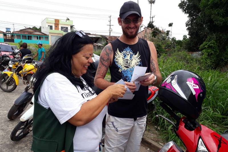 A partir desta sexta-feira, 28, o Departamento de Trânsito do Estado (Detran), através dos 45 agentes de fiscalização, vai garantir a segurança viária dos primeiros 18 quilômetros da BR 316. A operação segue até a próxima terça-feira, 1° de janeiro. Como parte das ações da Operação Boas Festas do Governo do Estado, equipes de agentes de educação do Detran estão nos municípios de Bragança, Salinópolis, Soure, Marapanim/Marudá, Salvaterra, Santa Bárbara do Pará, além do distrito de Mosqueiro, onde permanecerão até a próxima terça.

FOTO: ASCOM DETRAN
DATA: 28.12.2018
BELÉM - PARÁ



 <div class='credito_fotos'>Foto: ASCOM DETRAN   |   <a href='/midias/2018/originais/b8a41024-9071-462d-8993-abcd4120a063.jpg' download><i class='fa-solid fa-download'></i> Download</a></div>