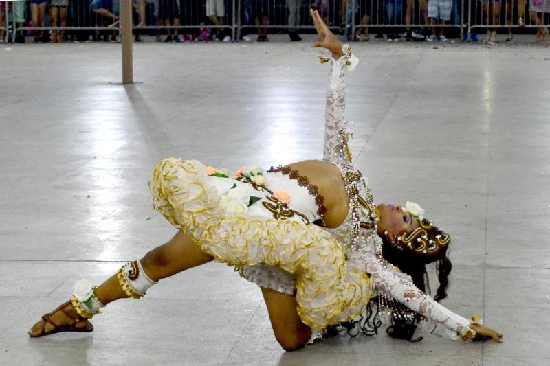 Hoje é um dia especial para a comunidade LGBT no Arraial de Todos os Santos 2018 no Centur, sede da Fundação Cultural do Pará (FCP). Às 21h desta quarta-feira, 27 de Junho, será realizado o já tradicional concurso Miss Caipira MIX 2018, uma disputa de Misses voltada para Travestis, Drag Queens e Mulheres Trans. Serão mais de 40 apresentações, sendo um dos pontos altos do arraial, para fechar a noite com muitas cores e purpurina. O concurso tem o mesmo formato e critérios de avaliação que o das outras misses, como coreografia e figurino por exemplo. Stefane Sampaio, Miss MIX 2017, se apresentou pela primeira vez ano passado e já saiu vitoriosa. “Chegar assim e ganhar, mesmo tendo pessoas com mais de oito anos de concurso foi muito bom”, disse ela. Para Stefane, isso se dá pela sua formação em Balé Clássico. “Sou dançarina e isso fez a diferença entre as outras, acredito”. Na foto, apresentação do concurso Miss Caipira Mix 2017.
FOTO: ARQUIVO / ASCOM FCP
DATA: 24.06.2017
BELÉM - PARÁ <div class='credito_fotos'>Foto: ASCOM FCP | <a href='/midias/2018/originais/b8acfac6-cb8b-4b43-aa8d-42b5a2b319fa.jpg' download><i class='fa-solid fa-download'></i> Download</a></div>