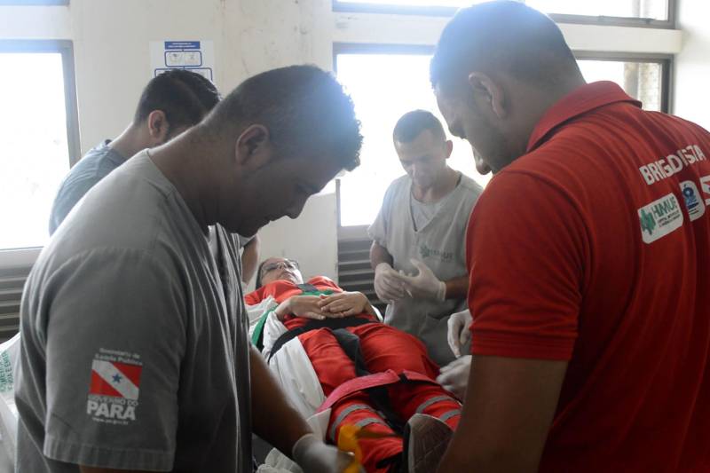 A farmacêutica Paula Ledo viveu um dia de trabalho diferente no Hospital Metropolitano de Urgência e Emergência, em Ananindeua (PA). Ela foi resgatada e colocada em uma maca, no terceiro andar da unidade, por membros da brigada de incêndio. A colaboradora participou da simulação de incêndio, na quinta-feira (10).
FOTO: ASCOM HMUE
DATA: 10.05.2018
ANANINDEUA - PARÁ <div class='credito_fotos'>Foto: ASCOM HMUE | <a href='/midias/2018/originais/b8be2162-9e6d-4058-9a15-c8e353c40ec9.jpg' download><i class='fa-solid fa-download'></i> Download</a></div>