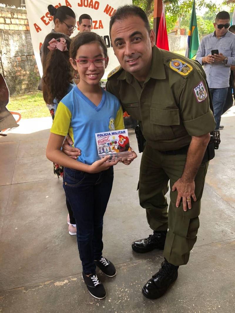 Nesta sexta-feira (15), 243 alunos participaram da formatura do Programa Educacional de Resistência às Drogas, o Proerd, em evento realizado na Escola Municipal de Ensino Fundamental João Nunes de Souza, no bairro Coqueiro, em Ananindeua. A solenidade de formatura contou com estudantes do 4° e 5° anos do ensino fundamental, que juraram responsabilidade na resistência de dizer não às drogas e fazer valer seus direitos. O comandante geral, coronel Hilton Benigno, reforçou junto às crianças a importância de dizer não às drogas. Na foto, comandante geral, coronel Hilton Benigno e Regislane Bastos, da 5ª série.
FOTO: ASCOM / POLÍCIA MILITAR
DATA: 16.05.2018
ANANINDEUA - PARÁ <div class='credito_fotos'>Foto: Ascom Polícia Militar | <a href='/midias/2018/originais/b8cca191-d47b-4c36-8f66-b88d3feb5b39.jpg' download><i class='fa-solid fa-download'></i> Download</a></div>