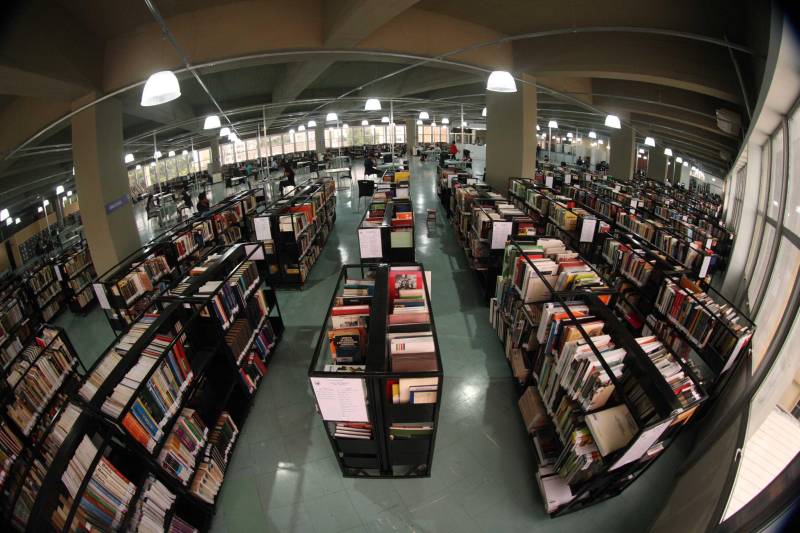 Ao entrar na Biblioteca Arthur Viana, localizada no Centro Cultural e Turístico Tancredo Neves (Centur), é possível visualizar e sentir as diferenças logo ao chegar. O espaço, que desde 2015 passava por reformas, está completamente pronto para sua reinauguração, que deve acontecer já na próxima semana. Iluminação adequada, climatização renovada, mudança de estantes e outros móveis que contribuíram para a ampliação do espaço, além de um verdadeiro upgrade em diversos espaços de convivência, serviços e estudos, trouxeram novos ares a centenária biblioteca.
FOTO: THIAGO GOMES / AG. PARÁ
DATA: 27.04.2018
BELÉM - PARÁ <div class='credito_fotos'>Foto: Thiago Gomes /Ag. Pará | <a href='/midias/2018/originais/b8d0c236-fef0-44d9-80e9-21c9d8840f5d.jpg' download><i class='fa-solid fa-download'></i> Download</a></div>