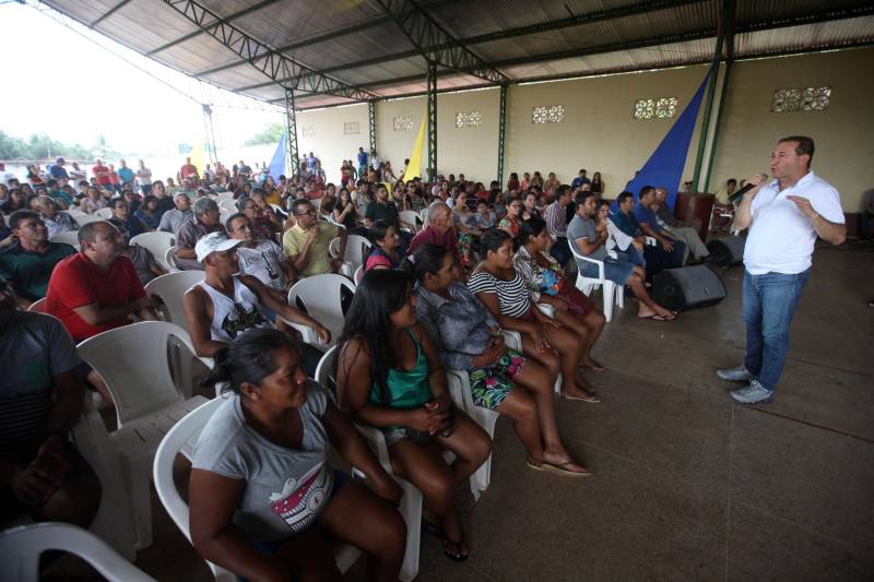 O Governo do Estado entregou na tarde desta sexta-feira (29), a ordem de serviço para a pavimentação de três quilômetros de vias no munícipio de Bonito, no Nordeste do Estado. O documento foi entregue pelo chefe do Núcleo de Governo, José Megale. O investimento na ordem de R$ 1,3 milhão faz parte dos esforços do Governo do Estado em levar mais qualidade de vida à população. A assinatura contou com a participação do presidente da Assembleia Legislativa do Estado (Alepa), deputado Márcio Miranda, e do deputado Milton Campos, que também entregou as chaves de uma retroescavadeira adquirida através de emenda parlamentar.
FOTO: SIDNEY OLIVEIRA / AG. PARÁ
DATA: 29.06.2018
BONITO - PARÁ <div class='credito_fotos'>Foto: Sidney Oliveira/Ag. Pará | <a href='/midias/2018/originais/b8d97c5d-e347-4aed-8c2a-f543fe5a327f.jpg' download><i class='fa-solid fa-download'></i> Download</a></div>