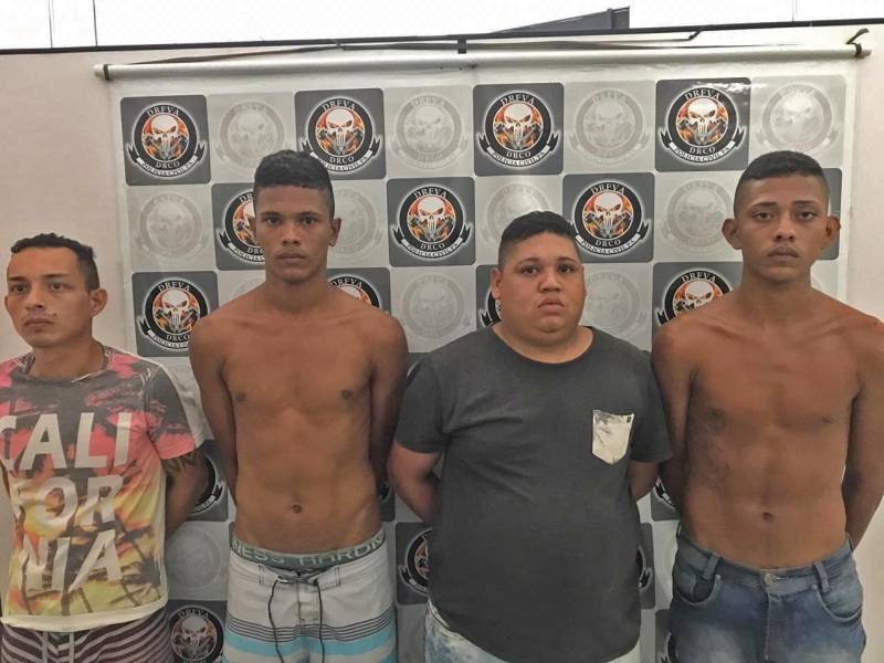 A Polícia Civil apresentou, nesta quarta-feira, 7, informações sobre as prisões de quatro homens (foto) acusados de integrar uma associação criminosa especializada em roubar e furtar veículos na capital paraense e região metropolitana. Com eles, um carro e uma moto foram recuperados. Uma arma de fogo usada nos crimes foi apreendida. Os presos são Anderson da Silva Rocha, de apelido Gordinho; Anderson Raimundo Souza da Rocha, Jack Ramos de Sousa e Fábio Souza da Silva, de apelido Olhão. As prisões foram realizadas no bairro do Benguí, em Belém, na terça-feira, 6, pela equipe de policiais civis da Delegacia de Repressão a Roubos e Furtos de Veículos Automotores (DRFVA), ligada à Divisão de Repressão ao Crime Organizado (DRCO) do Pará.
FOTO: ASCOM / POLÍCIA CIVIL
DATA: 07.11.2018
BELÉM - PARÁ <div class='credito_fotos'>Foto: Ascom / Polícia Civil | <a href='/midias/2018/originais/b8e66bc9-02f4-477d-997c-5a856a16d94f.jpg' download><i class='fa-solid fa-download'></i> Download</a></div>