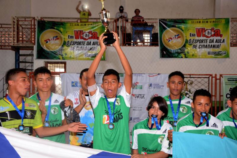 As escolas estaduais dos municípios de Vigia, Augusto Corrêa e Benevides venceram a primeira regional dos Jogos Estudantis Paraenses (Jeps), que chegou ao fim neste sábado, 5, em Vigia de Nazaré, no nordeste paraense, após cinco dias de competição. As vagas no Handebol Masculino e Feminino B (atletas de 15 a 17 anos) ficaram com as escolas de Vigia: Escola Técnica de Vigia (EETEPA) e Escola Estadual Bertoldo Nunes, respectivamente. Também no Handebol Feminino, categoria A (12 a 14 anos), a vitória foi da Escola Barão do Guajará, de Vigia. Os Jeps ocorrem há 60 anos por iniciativa do Governo do Estado por meio do Núcleo de Esporte e Lazer (NEL) da Secretaria de Estado de Educação (Seduc), com apoio das prefeituras municipais.
FOTO: FERNANDO NOBRE / ASCOM SEDUC
DATA: 05.05.2018
VIGIA - PARÁ <div class='credito_fotos'>Foto: FERNANDO NOBRE/ASCOM SEDUC | <a href='/midias/2018/originais/b8e83796-c4e3-4428-abb6-f1974f5a9b6e.jpg' download><i class='fa-solid fa-download'></i> Download</a></div>