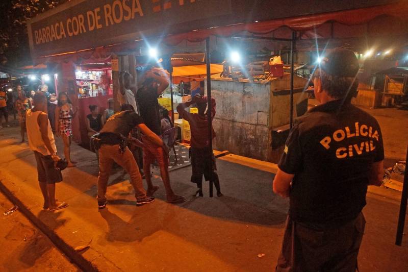 A Polícia Civil divulgou, nesta segunda-feira (23), os resultados da operação de fiscalização de bares (foto), sob coordenação da Divisão de Polícia Administrativa (DPA), realizada no último final de semana, em Belém. Ao todo, 82 estabelecimentos foram fiscalizados nos bairros da Cremação, Guamá, Jurunas, Condor, Terra Firme, Canudos e São Brás. Do total, 39 foram fechados por irregularidades verificadas durante a operação policial. Oito proprietários de estabelecimentos foram intimados a comparecer à DPA para regularizar os locais. Outros 25 bares fiscalizados estavam com cadastro junto à DPA em situação regular. A operação contou com atuação de nove delegados de Polícia e um total de 49 agentes policiais. Segundo o diretor da DPA, delegado Eloi Fernandes, o objetivo da operação foi a regularização dos estabelecimentos comerciais sem cadastro ou com a licença vencida e em situação irregular.
FOTO: ASCOM / POLÍCIA CIVIL
DATA: 20.04.2018
BELÉM - PARÁ <div class='credito_fotos'>Foto: Ascom / Polícia Civil | <a href='/midias/2018/originais/b8ebe5cf-19e0-4b4c-a7b8-e2c43e0e0327.jpg' download><i class='fa-solid fa-download'></i> Download</a></div>