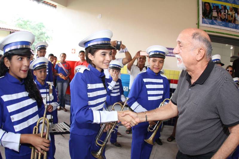 Um painel, no pátio da Escola Estadual de Ensino Médio Ruth Guimarães Ferreira, no distrito de Murinim, em Benevides, mostra 16 alunos da unidade aprovados nos últimos vestibulares. Desses, 12 irão estudar na Universidade Federal do Pará (UFPA). São os primeiros resultados de um processo que começou há nove meses, quando a escola entrou em reforma e ampliação. A nova “Ruth Guimarães Ferreira” foi entregue oficialmente nesta segunda-feira, 26, pelo governador Simão Jatene. Reformada e ampliada, a escola tem agora seis salas de aula; quatro laboratórios (multiuso, multidisciplinar, informática e de leitura); cozinha; refeitório e dispensa; quadra poliesportiva, vestiários feminino e masculino; área de convivência; sala para Atendimento Educacional Especializado (AEE) e acessos para pessoas com deficiência. Espaços de sobra para seus 892 alunos, distribuídos em três turnos do Ensino Médio. A obra custou R$ 2,446 milhões.
FOTO: CRISTINO MARTINS / AG. PARÁ
DATA: 26.03.2018
BENEVIDES - PARÁ <div class='credito_fotos'>Foto: Cristino Martins/Ag. Pará | <a href='/midias/2018/originais/b8ee337d-763a-4f1c-9cfd-fa548deedfc1.jpg' download><i class='fa-solid fa-download'></i> Download</a></div>
