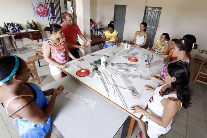 A Cooperativa Social de Trabalho Arte Feminina Empreendedora (Coostafe), que funciona no Centro de Reeducação Feminino de Ananindeua, atingiu a meta de doações e vai ser um dos projetos beneficiados pela campanha “Abrace o Brasil”, realizada pela organização BrazilFoundation. A meta da cooperativa era atingir R$ 8 mil em doações e até a manhã desta terça-feira (27), já tinha arrecadado R$ 8.720.

FOTO: ASCOM SUSIPE
DATA: 27.11.2018
BELÉM - PARÁ <div class='credito_fotos'>Foto: ASCOM SUSIPE   |   <a href='/midias/2018/originais/b8ee4b5c-f4bc-4d5b-a22f-482980d6a73b.jpg' download><i class='fa-solid fa-download'></i> Download</a></div>
