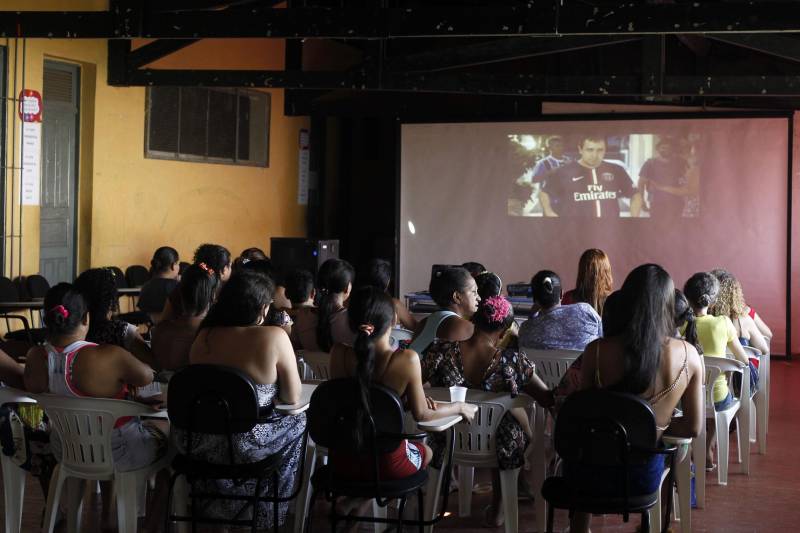 Com objetivo de usar o audiovisual para ampliar espaços de informação e debate sobre Direitos Humanos, a organização da 12ª Mostra de Cinema e Direitos Humanos fez uma sessão especial no Centro de Recuperação Feminino (CRF) de Ananindeua, nesta quarta-feira (21). Além da exibição de um curta e um longa-metragem, a programação teve ainda um bate-papo sobre os filmes e a distribuição de cartilhas sobre direitos humanos.
FOTO: AKIRA ONUMA/ASCOM SUSIPE
DATA: 21.11.2018
ANANINDEUA - PARÁ <div class='credito_fotos'>Foto: Akira Onuma / Ascom Susipe | <a href='/midias/2018/originais/b8f59718-c198-4d24-ae98-c78c1feb8073.jpg' download><i class='fa-solid fa-download'></i> Download</a></div>