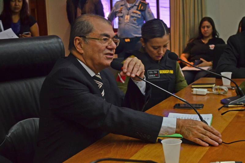 Para garantir a tranquilidade, a frequência e o deslocamento seguro de quem pretende aproveitar o mês de julho em Outeiro, Mosqueiro, Marudá, Bragança e Salinópolis, a Secretaria de Estado de Segurança Pública e Defesa Social (Segup) reuniu, na manhã desta terça-feira (12), gestores estaduais e empresários da área do entretenimento para traçar um plano de ações preventivas e através dele oferecer mais segurança a veranistas. Para o secretário de Segurança Pública, Luiz Fernandes (foto), o trabalho será integrado para que todas as equipes de atuação possam dar apoio aos municípios com maior concentração de veranistas. “Realizaremos um trabalho integrado e estaremos atentos 24 horas por dia para oferecer segurança à população”, garantiu o secretário.

FOTO: ELIELSON MODESTO / ASCOM SEGUP
DATA: 12.06.2018
BELÉM - PARÁ <div class='credito_fotos'>Foto: Elielson Modesto / Ascom Segup   |   <a href='/midias/2018/originais/b8f71f6b-d523-4d0f-bd0b-cd21b64d1ead.jpg' download><i class='fa-solid fa-download'></i> Download</a></div>