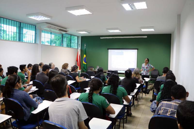 “Quando ouvimos falar sobre abelhas, logo pensamos naquelas que tem ferrão e que podem nos picar a qualquer momento. Dificilmente nos vem à mente as abelhas sem ferrão, mas elas são um grande agente ambiental na nossa região”, conta a pesquisadora Kamila Leão, que esteve no Instituto de Desenvolvimento Florestal e da Biodiversidade (Ideflor-bio) nesta sexta-feira, para falar sobre a importância das abelhas sem ferrão para a manutenção da biodiversidade.

FOTO: FERNANDO CARDOSO / ASCOM IDEFLOR
DATA: 30.11.2018
BELÉM - PARÁ
 <div class='credito_fotos'>Foto: Ascom Ideflor   |   <a href='/midias/2018/originais/b8ff005c-f4a9-4dba-991b-417be4c030cb.jpg' download><i class='fa-solid fa-download'></i> Download</a></div>
