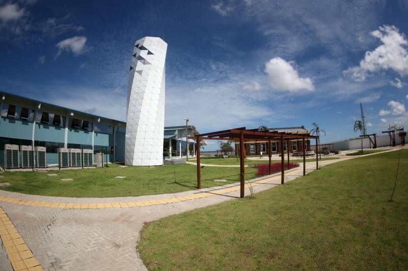 O Pará ganha, a partir desta quarta-feira, 30, o primeiro Centro Integrado de Inclusão e Reabilitação da região Norte. Localizado na rodovia Arthur Bernardes, em Belém, às margens da Baía do Guajará, o Centro Integrado de Inclusão e Reabilitação – CIIR, está instalado em uma área total de mais de 40 mil metros quadrados. O Centro é diferente de outros que já existem no país por integrar vários serviços em um único local. A obra foi iniciada em março de 2014 e está orçada em mais de R$ 32 milhões, recursos do tesouro estadual. O CIIR faz parte das ações previstas pelo Governo do Estado ampliando os serviços já oferecidos pela Secretaria de Estado de Saúde Pública (Sespa). A inauguração do Centro será às 16h30. O CIIR vai agregar, em um único espaço, assistência médica, odontológica, reabilitação, capacitação, oficinas para produção de próteses e serviço de apoio e diagnósticos em crianças, jovens e adultos com deficiência no Estado do Pará. No CIIR vai funcionar um Centro Especializado em Reabilitação (CER IV) para usuários com deficiência auditiva, física, intelectual e visual; uma oficina ortopédica fixa e um Centro de Especialidades Odontológicas (CEO II).
FOTO: THIAGO GOMES / AG. PARÁ
DATA: 25.05.2018
BELÉM - PARÁ <div class='credito_fotos'>Foto: Thiago Gomes /Ag. Pará | <a href='/midias/2018/originais/b9062620-b8c1-4af1-8cce-495081275901.jpg' download><i class='fa-solid fa-download'></i> Download</a></div>