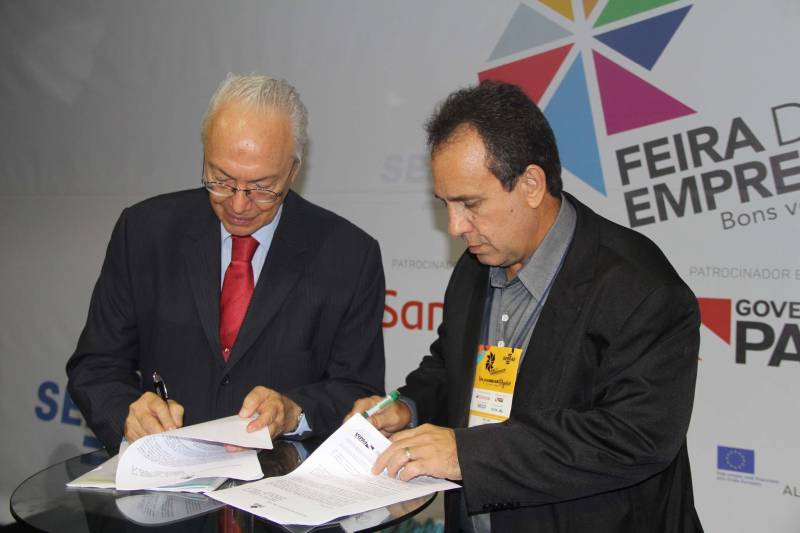 A Secretaria de Estado de Turismo (Setur) atua em várias frentes apoiando a obtenção do selo de Indicação Geográfica no Instituto Nacional da Propriedade Industrial (Inpi) de alguns produtos do estado, como por exemplo, a farinha de Bragança, o queijo do Marajó, o cacau de Tomé-Açu, dentre outros. A importância do selo foi tema de workshop realizado nesta sexta-feira, 18, durante a Feira do Empreendedor, no Hangar – Convenções e Feiras da Amazônia, que possibilitou a troca de experiência entre profissionais de outros estados com produtores paraenses. Para Mônica Cardoso, ex-secretária de Turismo de Tiradentes (MG), cidade que é considerada um case de sucesso no Brasil, “não há dúvida de que o festival de gastronomia foi fundamental para o despertar do turismo em Tiradentes”. Já o consultor da empresa Inovates (ES), Anselmo Buss, destacou a farinha de Bragança, no nordeste do Pará. “Uma IG (Indicação Geográfica) que estamos apoiando. Essa ferramenta bem trabalhada pode agregar valor, proteger o território e gerar desenvolvimento. A IG ocorre quando um território fica conhecido por um produto ou serviço. O Brasil reconhece ambos em lei. Uma IG não se cria, se reconhece”, explicou. Na foto, o diretor da Biotec Amazônia e ex-reitor da Universidade Federal do Pará (UFPa), José Seixas Lourenço com o secretário de Estado de Turismo, Ciro Góes, assinando protocolo de intenções.
FOTO: ASCOM / SETUR
DATA: 19.05.2018
BELÉM - PARÁ <div class='credito_fotos'>Foto: ASCOM SETUR | <a href='/midias/2018/originais/b90f8fe2-037e-4b7f-afa7-97b89acdaa74.jpg' download><i class='fa-solid fa-download'></i> Download</a></div>