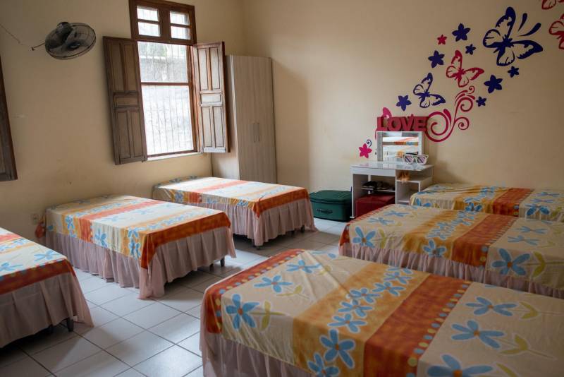 Crianças atendidas pela Casa de Apoio a Crianças com Câncer, Menino Jesus III ganharam, na manhã desta quinta-feira (29), um Espaço de Leitura do projeto Livro Solidário, coordenado pela Imprensa Oficial do Estado (IOE) e Núcleo de Articulação e Cidadania (NAC), do Governo do Estado. A Casa fica na Travessa Castelo Branco, no bairro de São Brás, em Belém.

FOTO: FERNANDO SETTE CÂMARA / ASCOM IOE
DATA: 29.11.2018
BELÉM - PARÁ <div class='credito_fotos'>Foto: FERNANDO SETTE CÂMARA / ASCOM IOE   |   <a href='/midias/2018/originais/b910594f-dcc5-4055-80ec-536cd2e2ec38.jpg' download><i class='fa-solid fa-download'></i> Download</a></div>