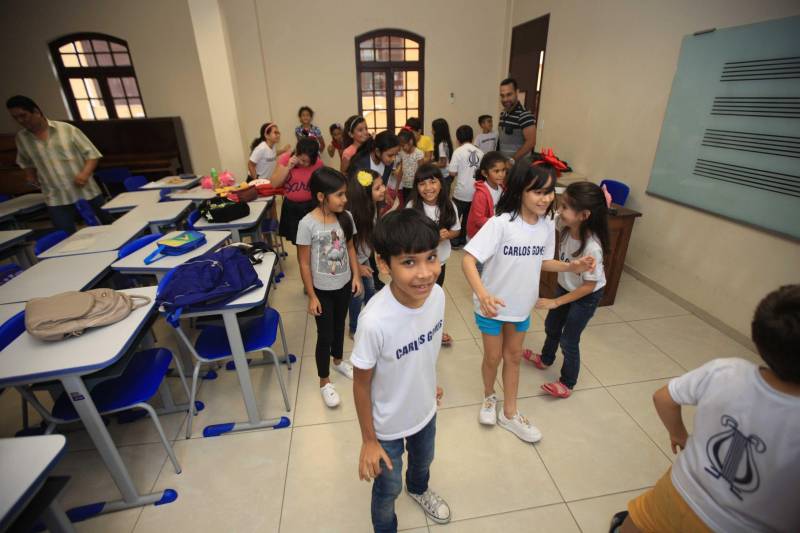 No próximo mês de junho acontece o Festival Internacional de Música do Pará, principal evento artístico da Fundação Carlos Gomes (foto), chega a sua 31ª edição em 2018. O evento integra o calendário de ações do Governo do Pará voltadas para a promoção da cultura trazendo a Belém grandes nomes da música erudita nacional e internacional, bem como artistas consagrados da Música Popular Brasileira, além de músicos que se destacam na cena instrumental. A música já transformou a vida de muitos alunos que passam pela Instituição. O diretor de ensino da Fundação, Claudio Trindade explica que os estudantes da Fundação Carlos Gomes são oriundos de todos os níveis sociais, de escolas publicas e de escolas particulares, alunos que vem de famílias tradicionais na música, alunos oriundos de projetos sociais, de igrejas, este último um percentual muito grande, pois a religião oferece um ambiente propício ao desenvolvimento da musica Há também alunos oriundos do interior do Estado.
FOTO: CARLOS SODRÉ / AG. PARÁ
DATA: 25.04.2018
BELÉM - PARÁ <div class='credito_fotos'>Foto: Carlos Sodré/Agência Pará | <a href='/midias/2018/originais/b91924f2-7048-4615-9937-93aa7ea19964.jpg' download><i class='fa-solid fa-download'></i> Download</a></div>
