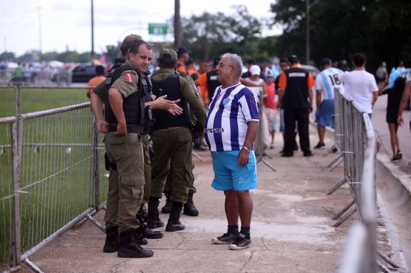 O Clube do Remo venceu o Paysandu por 2 a 1 na tarde deste domingo, partida realizada no Estádio Mangueirão, e largou na frente pelo título do Campeonato Paraense de 2018. Na foto, policiamento faz a segurança da partida.
FOTO: THIAGO GOMES / AG. PARÁ
DATA: 01.04.2018
BELÉM - PARÁ <div class='credito_fotos'>Foto: Thiago Gomes /Ag. Pará | <a href='/midias/2018/originais/b9238317-7351-46d8-a8e5-47f071e78906.jpg' download><i class='fa-solid fa-download'></i> Download</a></div>