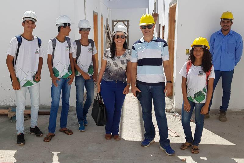 Para avaliar o andamento da obra da Escola Estadual de Ensino Fundamental e Médio Deocleciano Alves Moreira, em Conceição do Araguaia, alunos montaram uma comissão de fiscalização. Mensalmente eles visitam as novas instalações da escola, como explica Diego Rian Morais. A produtora rural Geny Silva (e), conhecida por lutar por melhorias para a região, e ex-aluna da escola, avaliou a obra e elogiou os estudantes.
FOTO: ASCOM CRGSP
DATA: 15.06.2018
CONCEIÇÃO DO ARAGUAIA - PARÁ <div class='credito_fotos'>Foto: ASCOM CRGSP | <a href='/midias/2018/originais/b9287654-d16c-4006-92ae-270deff43e69.jpg' download><i class='fa-solid fa-download'></i> Download</a></div>