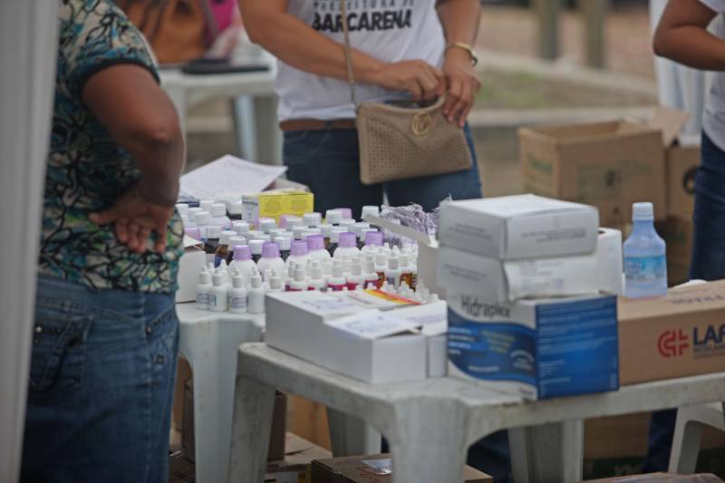 Aos 22 anos, Cláudio Cardoso está desempregado e procura um trabalho para sustentar o filho. Neste domingo (11) ele aproveitou a presença da Caravana Pro Paz no município de Barcarena, distante 15 quilômetros da capital, para retirar seus documentos e até aproveitou para cortar os cabelos. Na segunda-feira (12) pretende sair em busca de um emprego. Ele é um dos mil beneficiados pelos atendimentos feitos na cidade pela Caravana Pro Paz, uma ação do Governo do Pará, que busca garantir o acesso da população mais carente a serviços de atenção às necessidades básicas do cidadão, como atendimentos médicos, exames, vacinação, entre outros, com ações de mobilização em diversas regiões e municípios, a fim de fortalecer a cidadania paraense. “Os documentos e aparências são muito importantes para conseguir um trabalho, por isso estou aproveitando para fazer tudo para na segunda-feira continuar procurando emprego”, comentou Claudio. Ele está separado e quer encontrar um trabalho para sustentar o filho. A Caravana Pro Paz está iniciando os trabalhos em 2018 por Barcarena, nas comunidades de Vila Nova, Bom futuro e Burajuba afetadas pelo transbordamento de rejeitos da Hydro Alunorte, no início deste mês. Os serviços de retirada de documentos (Certidão de Nascimento, RG, Registro Social, ID Jovem), atendimento médico (pediatria, ginecologia e clínica geral), consulta jurídica, exames vacinas e cortes de cabelo foram ofertados em parceria com a Prefeitura do município.
FOTO: IGOR BRANDÃO / AG PARÁ
DATA: 11.03.2018
BARCARENA - PARÁ <div class='credito_fotos'>Foto: IGOR BRANDÃO / AG. PARÁ | <a href='/midias/2018/originais/b93b6896-5f46-4c44-9fd1-beb48bd09102.jpg' download><i class='fa-solid fa-download'></i> Download</a></div>