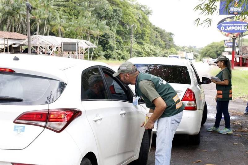 Agentes de educação para o trânsito e de fiscalização do Departamento de Trânsito do Estado (Detran) promoveram um trabalho preventivo e de fiscalização junto aos condutores de veículos, na manhã de sábado (31), no Distrito de Mosqueiro. Dentre as principais irregularidades encontradas durante as abordagens educativas estavam: a falta do uso de cinto de segurança no banco traseiro, a falta do dispositivo de retenção para crianças (cadeirinha), o transporte incorreto de animais e objetos soltos no interior do veículo.
FOTO: ASCOM DETRAN
DATA: 31.03.2018
MOSQUEIRO - PARÁ <div class='credito_fotos'>Foto: ASCOM DETRAN | <a href='/midias/2018/originais/b94425e1-d25b-4583-95ff-1b74e4730a21.jpg' download><i class='fa-solid fa-download'></i> Download</a></div>
