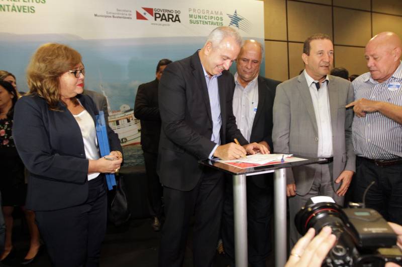 O primeiro dia do Fórum Permanente de Prefeitas e Prefeitos dos Municípios Sustentáveis contou com a participação de 85 prefeitos , 17 vices e 21 secretários municipais dos 141 municípios manifestaram interesse em adotar as diretrizes do programa. Para o governador Simão Jatene, esta grande participação simboliza a união de agentes públicos que colocaram os interesses coletivos acima dos interesses individuais para construir um estado melhor para todos. Com o tema “Gestão Compartilhada”, o evento traz as experiências e os desdobramentos das agendas governamentais que foram planejadas em parceria com as gestões municipais. Através da Secretaria Extraordinária de Municípios Sustentáveis (Semsu) Governo do Pará, por meio da Semsu, investe na capacitação dos municípios para a promoção de uma gestão fiscal eficiente. Para Izabela Jatene, este primeiro dia serviu para sinalizar o quanto os gestores estão preocupados com o equilíbrio da questão fiscal dos municípios e em desenvolver uma governança compartilhada para desenvolver seus municípios.
FOTO: CRISTINO MARTINS / AG. PARÁ
DATA: 07.02.2018
BELÉM - PARÁ <div class='credito_fotos'>Foto: Cristino Martins/Ag. Pará | <a href='/midias/2018/originais/b94a14bf-45ce-422b-80f1-6746525ba0b3.jpg' download><i class='fa-solid fa-download'></i> Download</a></div>