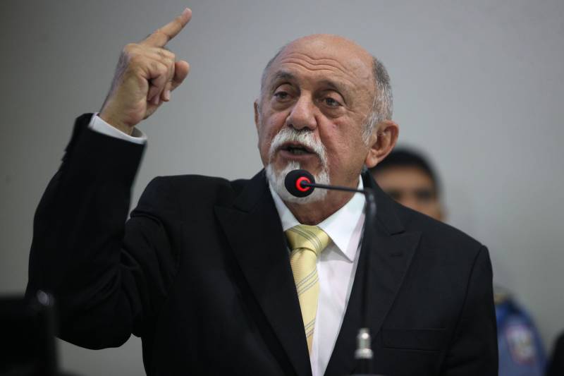 O governador Simão Jatene (foto) entregou, na manhã desta terça-feira (6), a "Mensagem Governamental do Pará à Assembleia Legislativa 2018", em sessão especial que abriu os trabalhos da Casa no exercício 2018. A leitura do documento destacou os principais resultados alcançados pelo governo no ano anterior e fez prognósticos de obras e serviços previstos para este ano.
FOTO: ANTONIO SILVA / AG. PARÁ
DATA: 06.02.2018
BELÉM - PARÁ <div class='credito_fotos'>Foto: Antônio Silva/Ag. Pará | <a href='/midias/2018/originais/b94b9cd0-2e9d-4b43-bff8-8938554f8e82.jpg' download><i class='fa-solid fa-download'></i> Download</a></div>